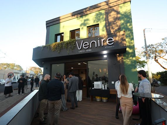 Fachada da Venire Imóveis, sobrado verde na Zona 5 em Maringá, no dia da inauguração